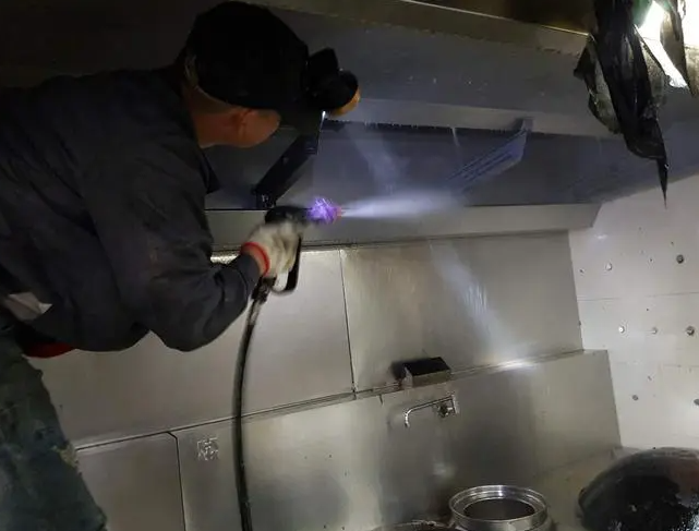 除了油烟，厨房油垢的致命隐患亟需提防!